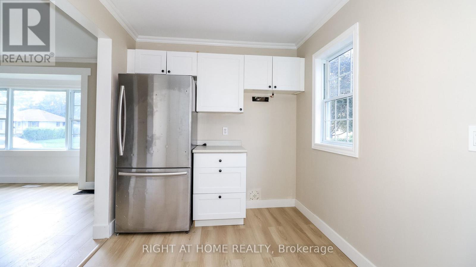 11 Newton Street, Barrie, Ontario  L4M 3N2 - Photo 11 - S12431407