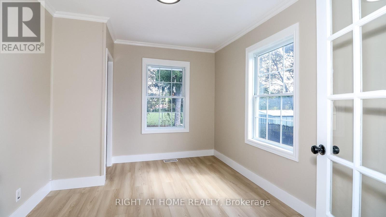 11 Newton Street, Barrie, Ontario  L4M 3N2 - Photo 12 - S12431407