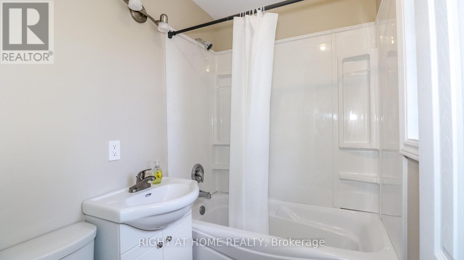 11 Newton Street, Barrie, Ontario  L4M 3N2 - Photo 15 - S12431407