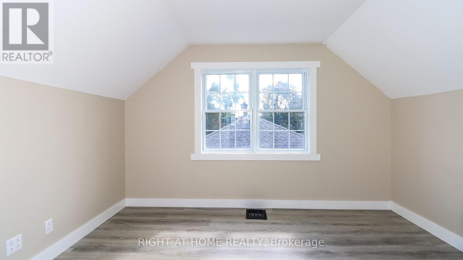 11 Newton Street, Barrie, Ontario  L4M 3N2 - Photo 16 - S12431407