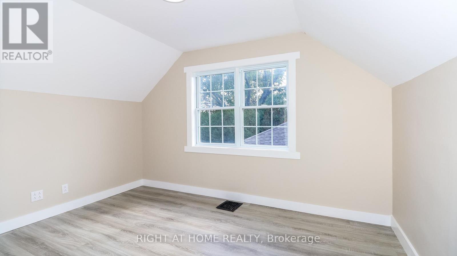 11 Newton Street, Barrie, Ontario  L4M 3N2 - Photo 18 - S12431407