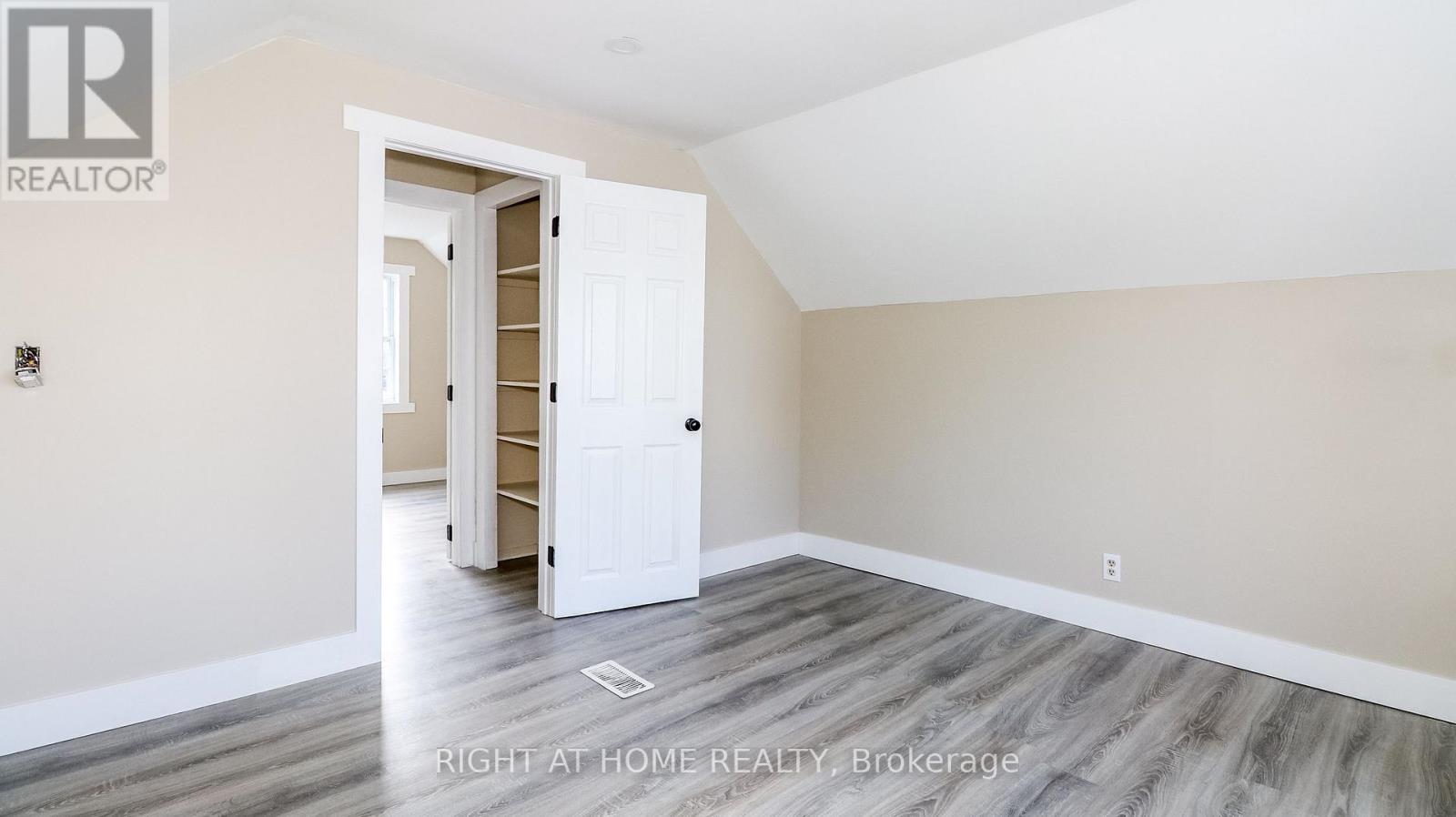 11 Newton Street, Barrie, Ontario  L4M 3N2 - Photo 20 - S12431407
