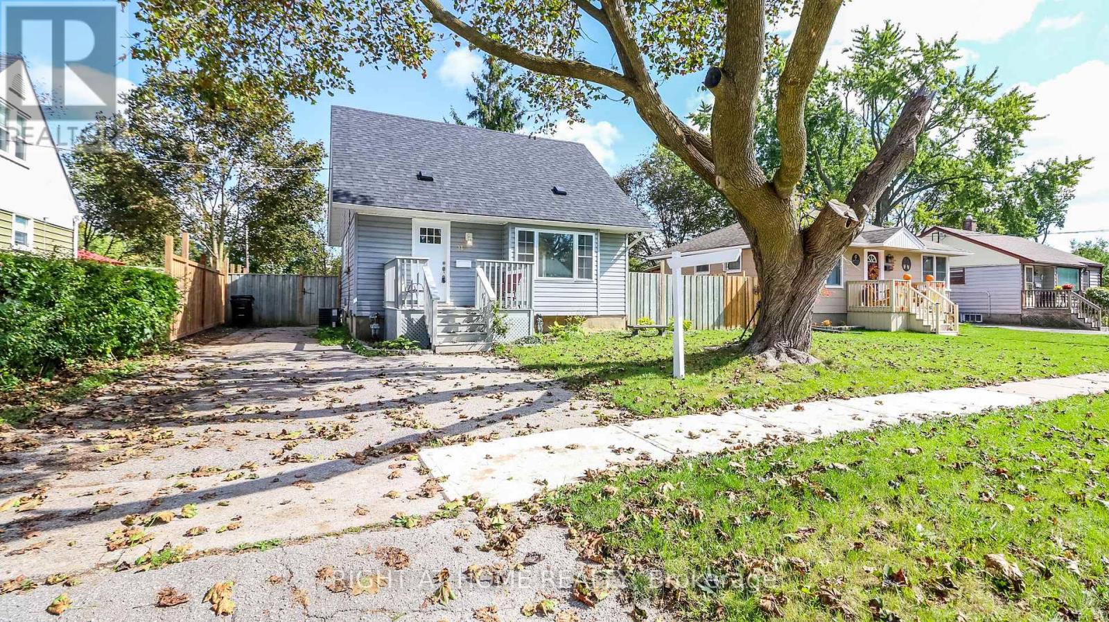 11 Newton Street, Barrie, Ontario  L4M 3N2 - Photo 3 - S12431407