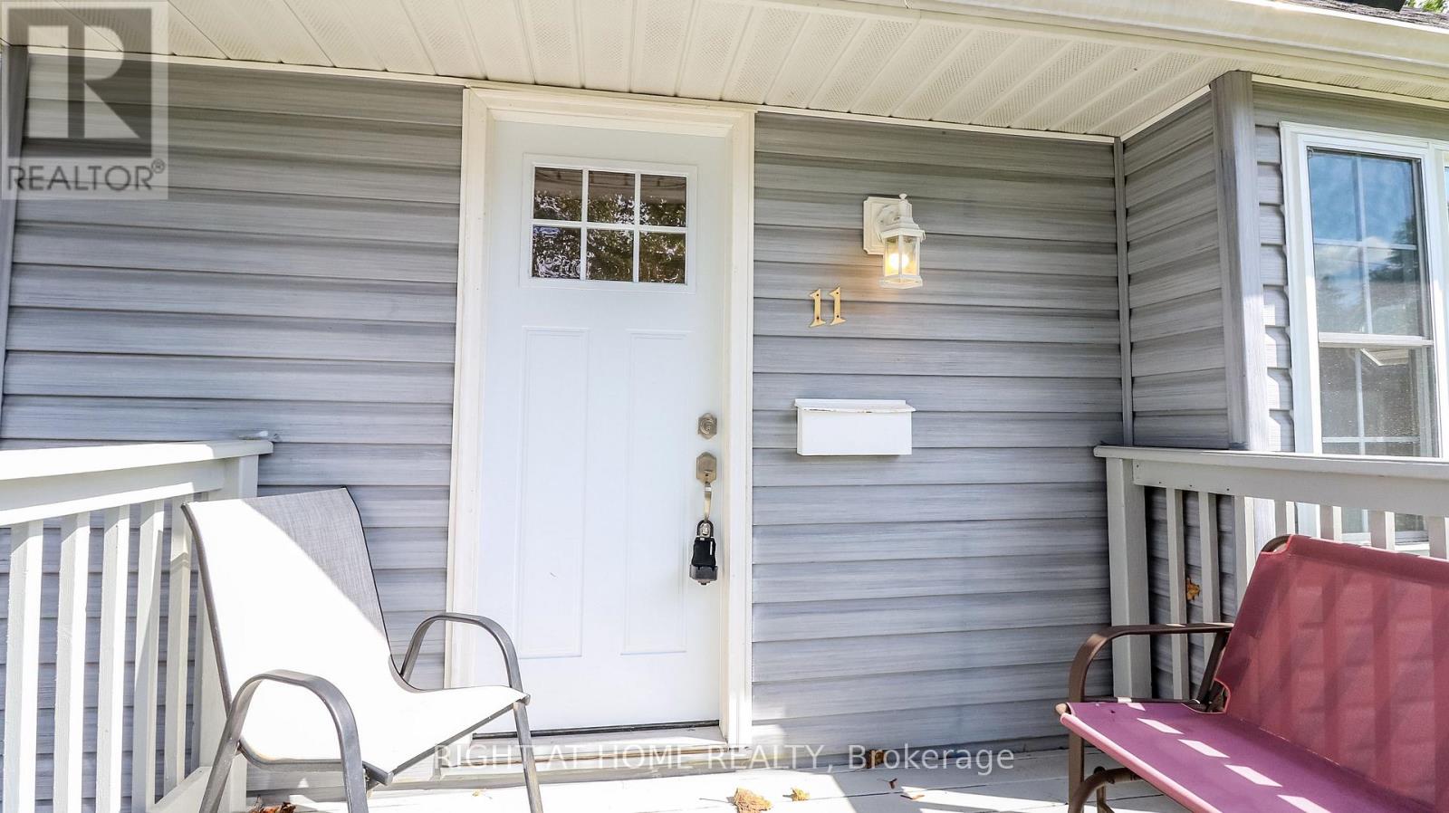 11 Newton Street, Barrie, Ontario  L4M 3N2 - Photo 4 - S12431407