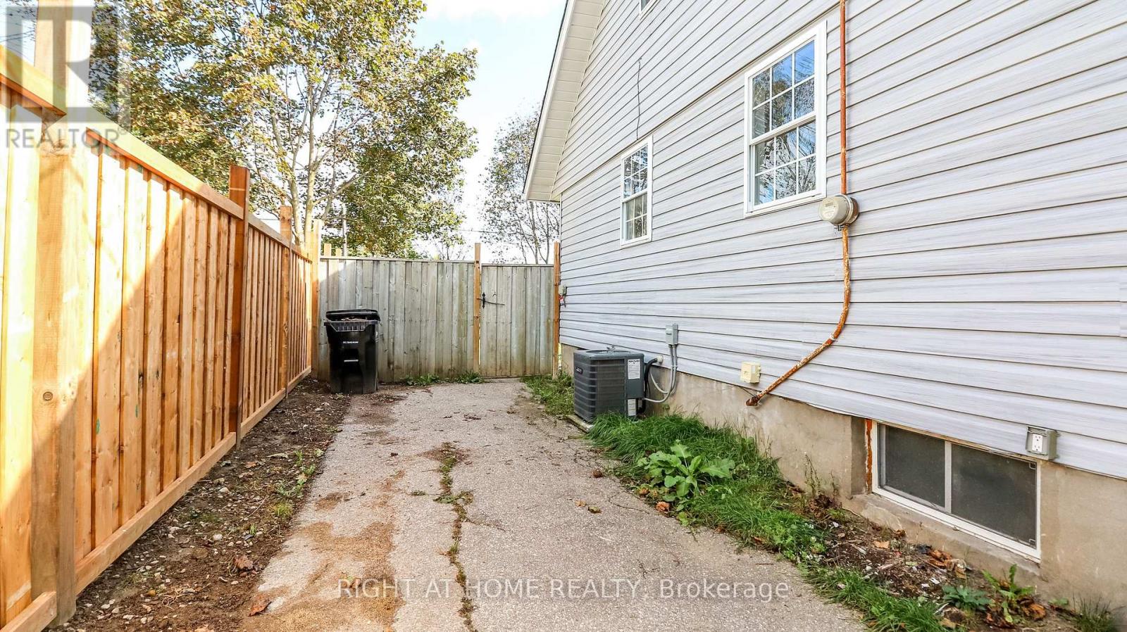 11 Newton Street, Barrie, Ontario  L4M 3N2 - Photo 5 - S12431407