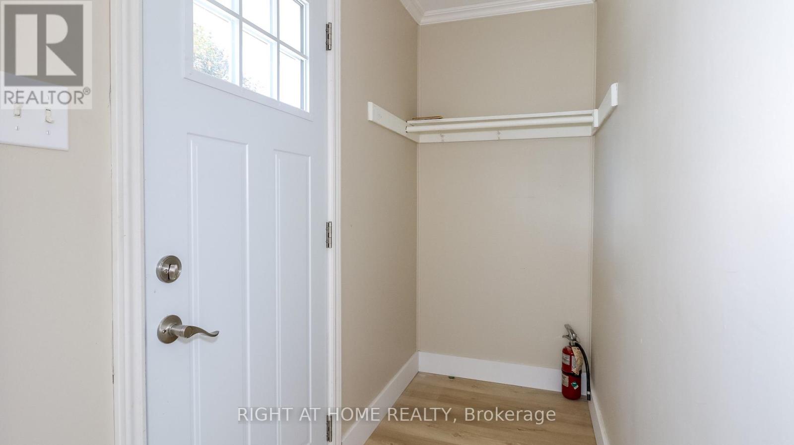 11 Newton Street, Barrie, Ontario  L4M 3N2 - Photo 6 - S12431407