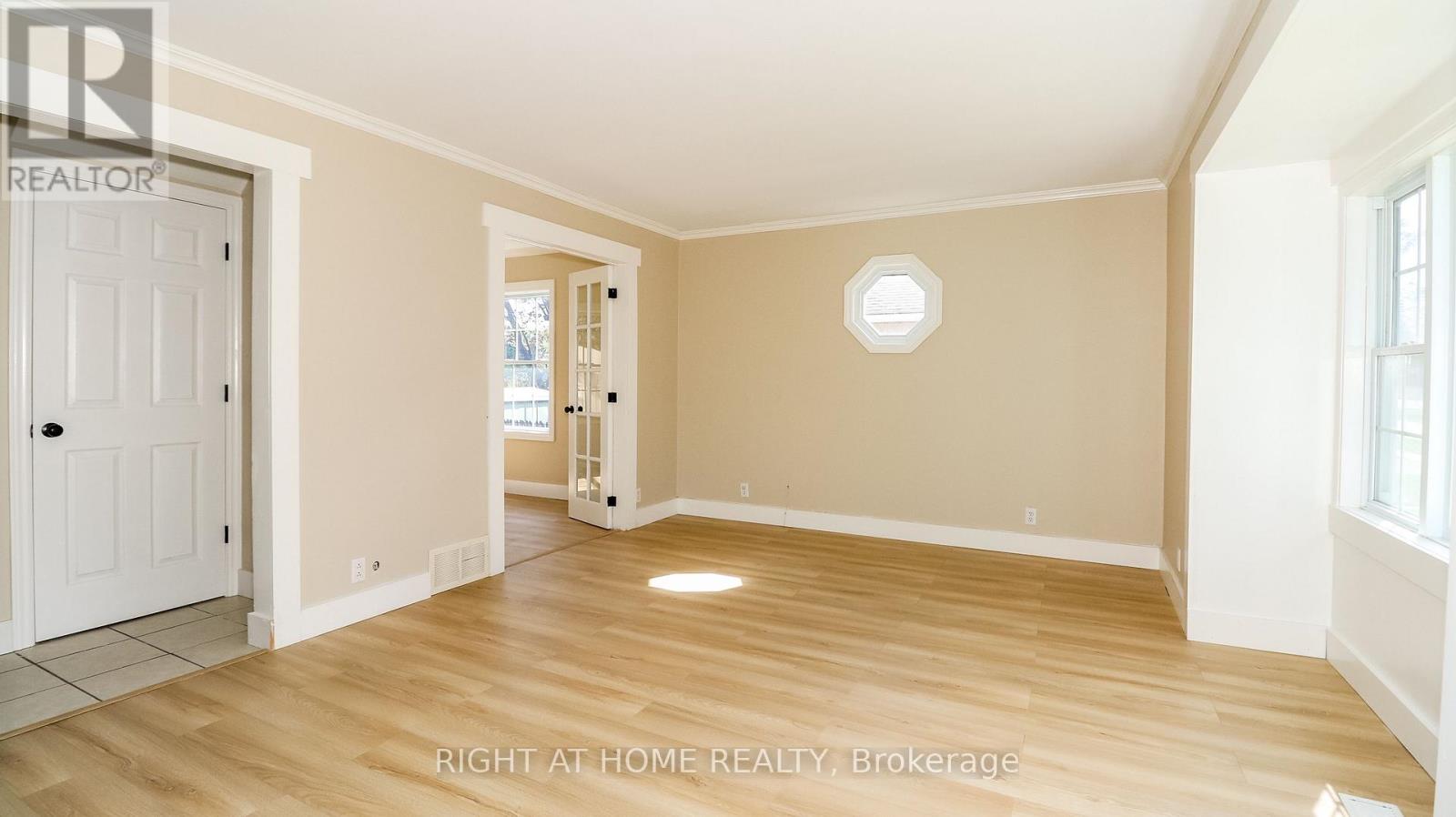11 Newton Street, Barrie, Ontario  L4M 3N2 - Photo 7 - S12431407