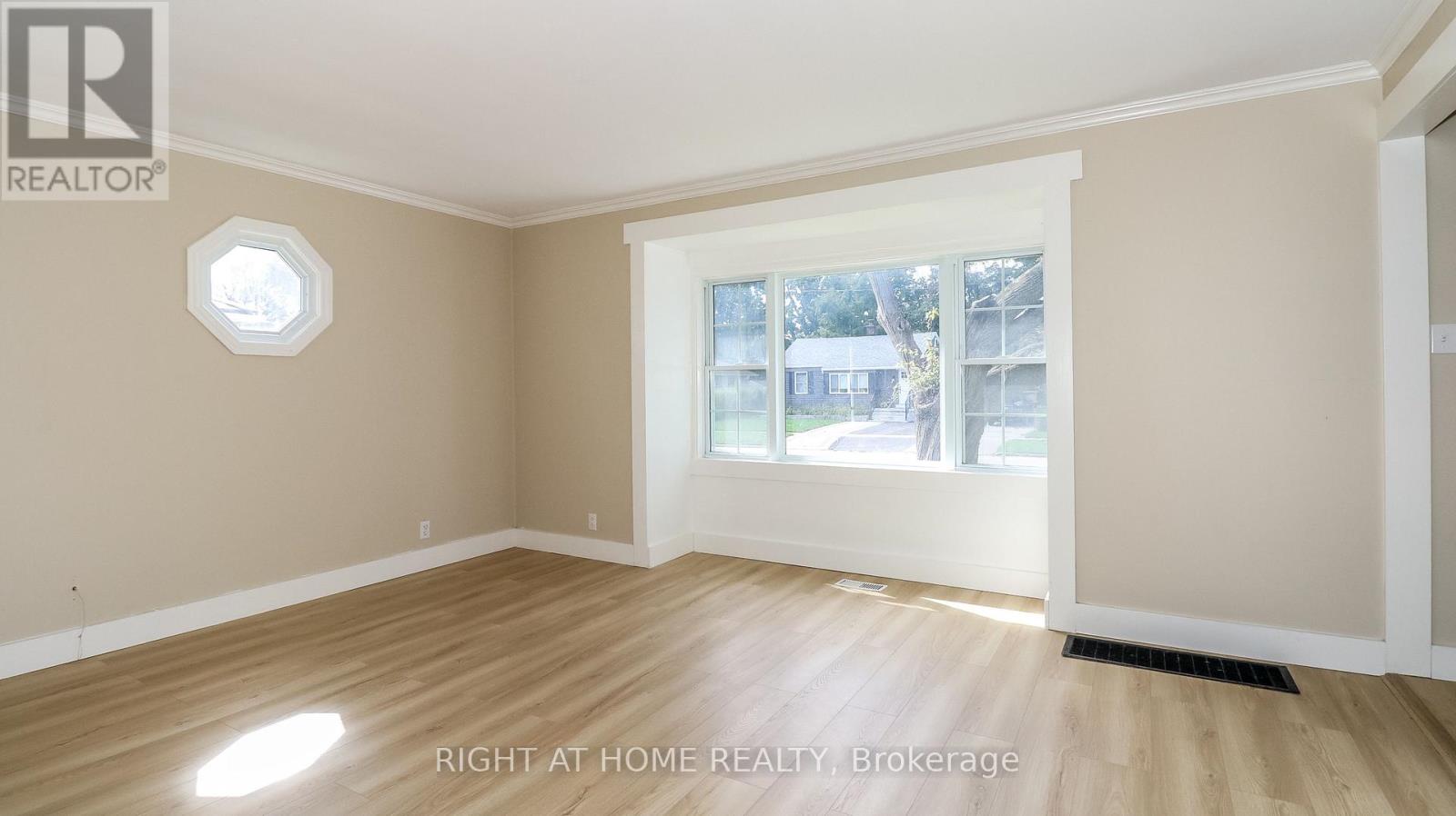 11 Newton Street, Barrie, Ontario  L4M 3N2 - Photo 9 - S12431407