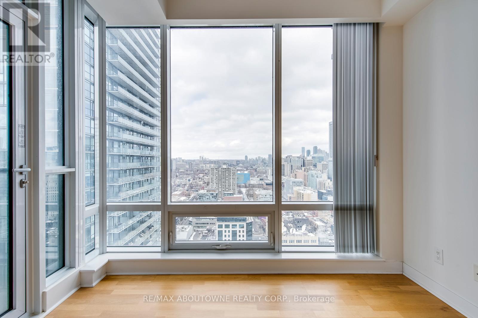 3003 - 295 Adelaide Street W, Toronto, Ontario  M5V 1P7 - Photo 12 - C12431417