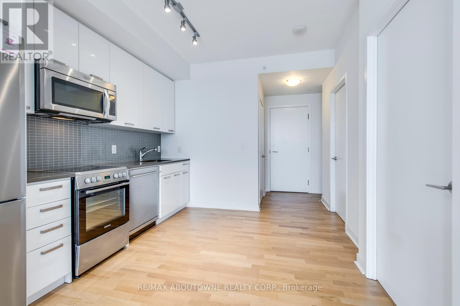 3003 - 295 Adelaide Street W, Toronto, Ontario  M5V 1P7 - Photo 4 - C12431417