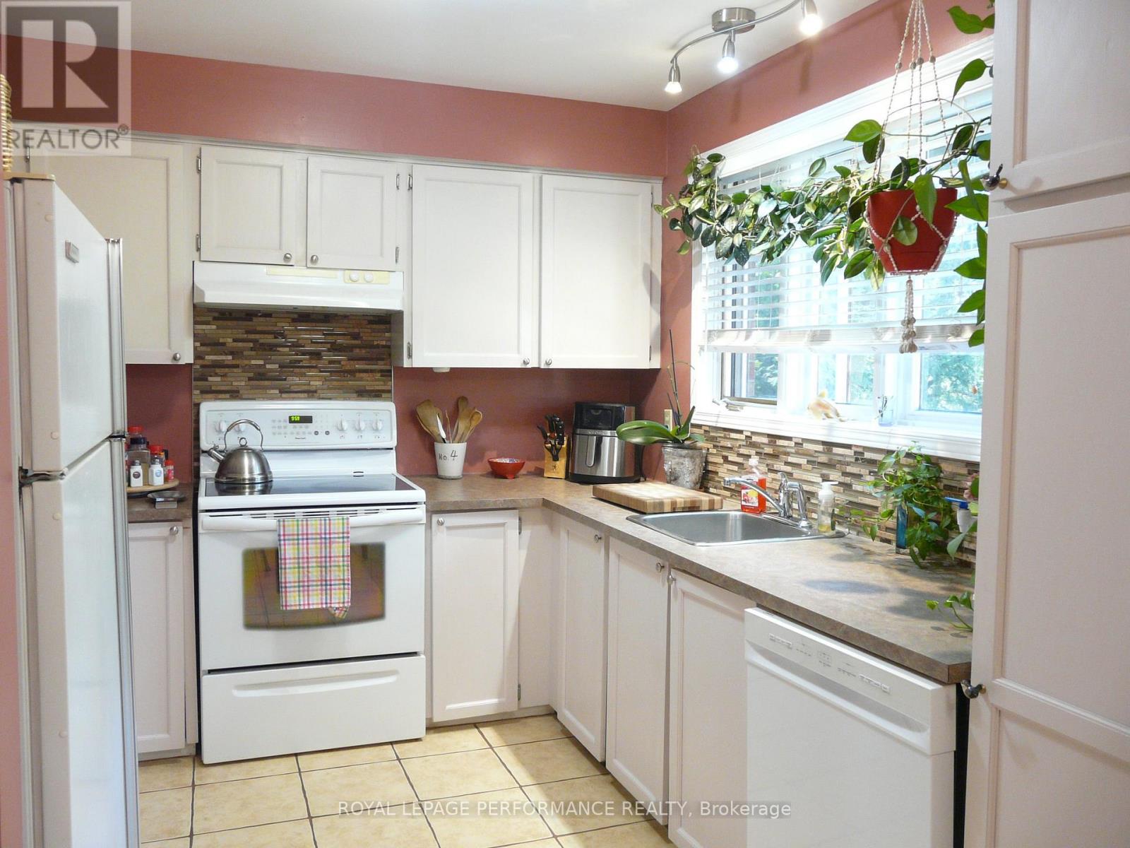 1473 Waltham Street, Ottawa, Ontario  K1T 2T5 - Photo 11 - X12431454