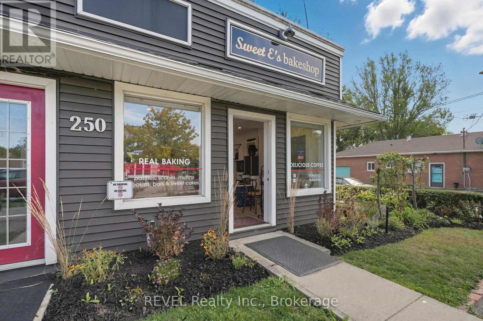 250 Ridge Road N, Fort Erie, Ontario  L0S 1N0 - Photo 3 - X12431439