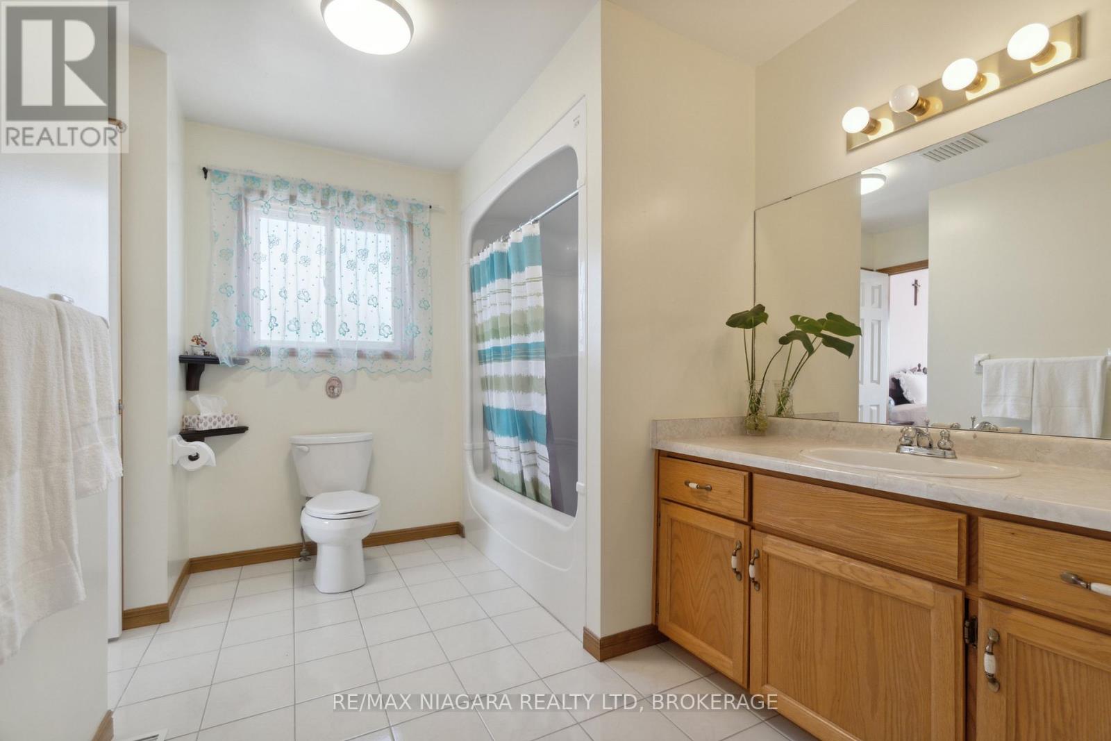 7516 Monastery Drive, Niagara Falls (Mt. Carmel), Ontario  L2H 3A7 - Photo 8 - X12431470