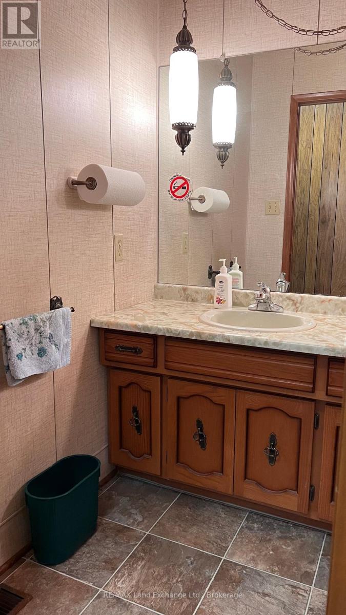 570 Turnberry Street, Huron East, Ontario  N0G 1H0 - Photo 12 - X12425537