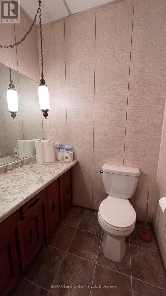 570 Turnberry Street, Huron East, Ontario  N0G 1H0 - Photo 11 - X12425537