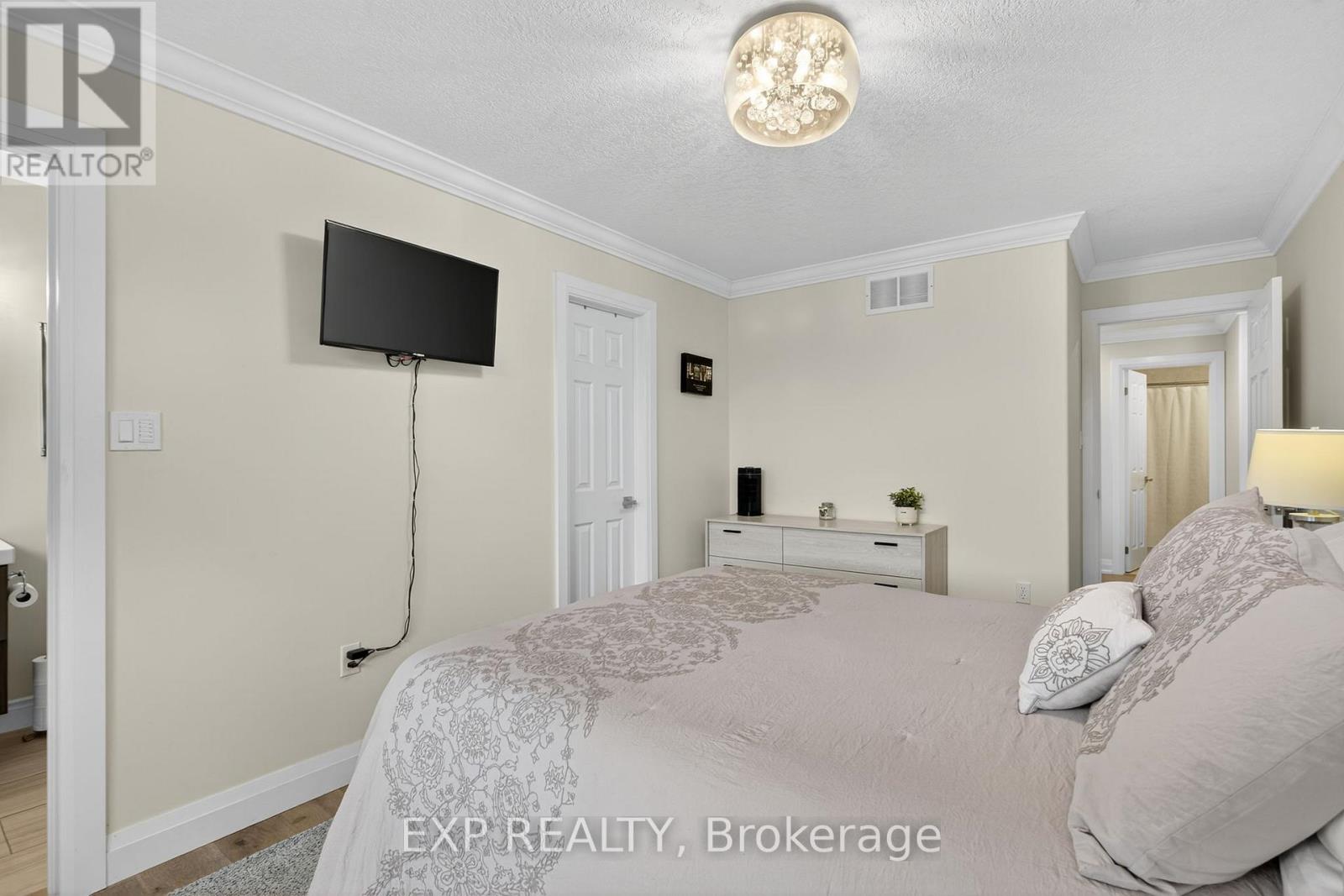 7 Pacific Avenue, Barrie, Ontario  L4M 7E7 - Photo 17 - S12427688