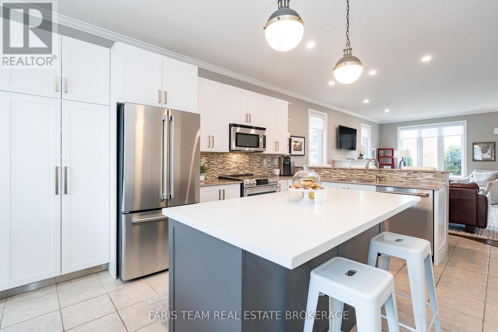 135 Sandringham Drive, Barrie, Ontario  L4N 0Y9 - Photo 10 - S12431464