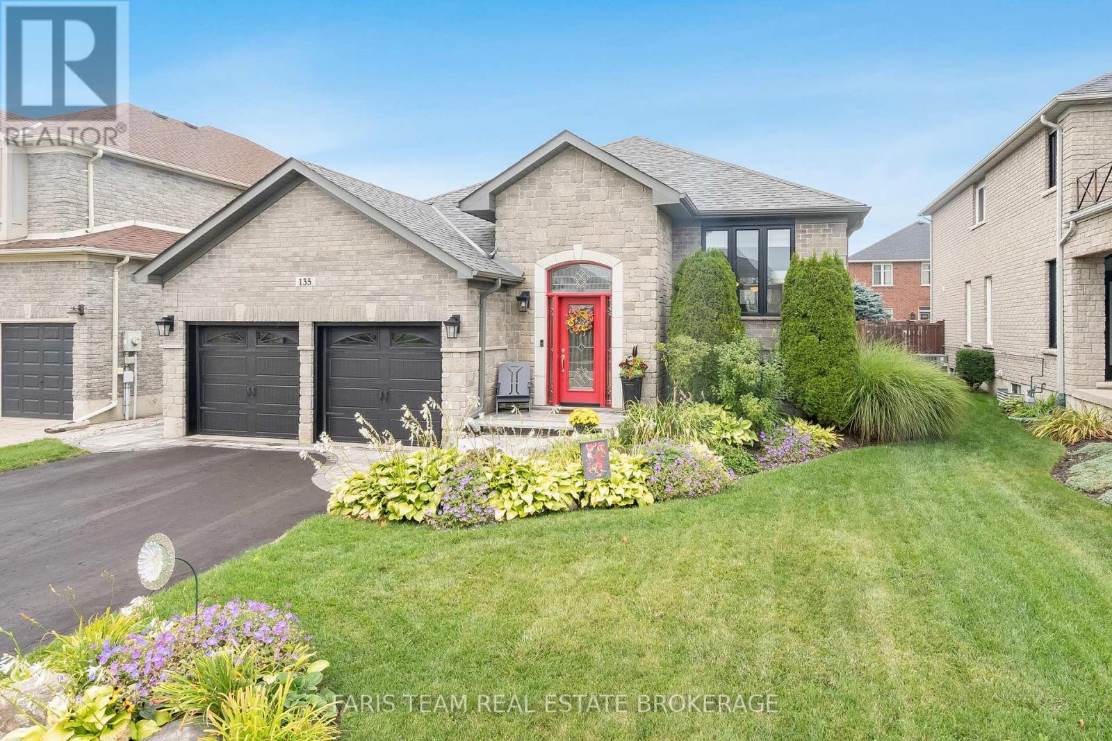 135 Sandringham Drive, Barrie, Ontario  L4N 0Y9 - Photo 2 - S12431464