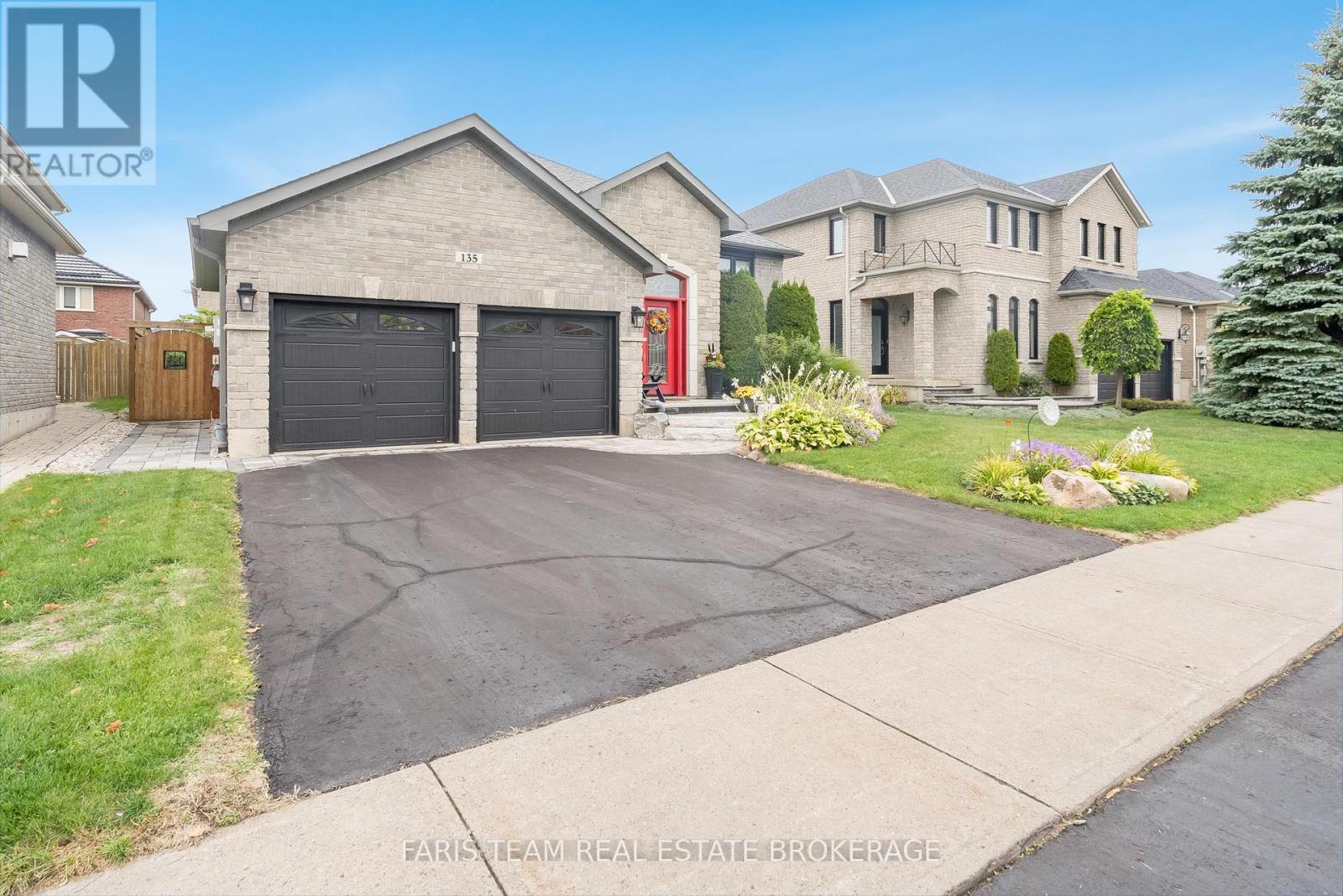 135 Sandringham Drive, Barrie, Ontario  L4N 0Y9 - Photo 3 - S12431464
