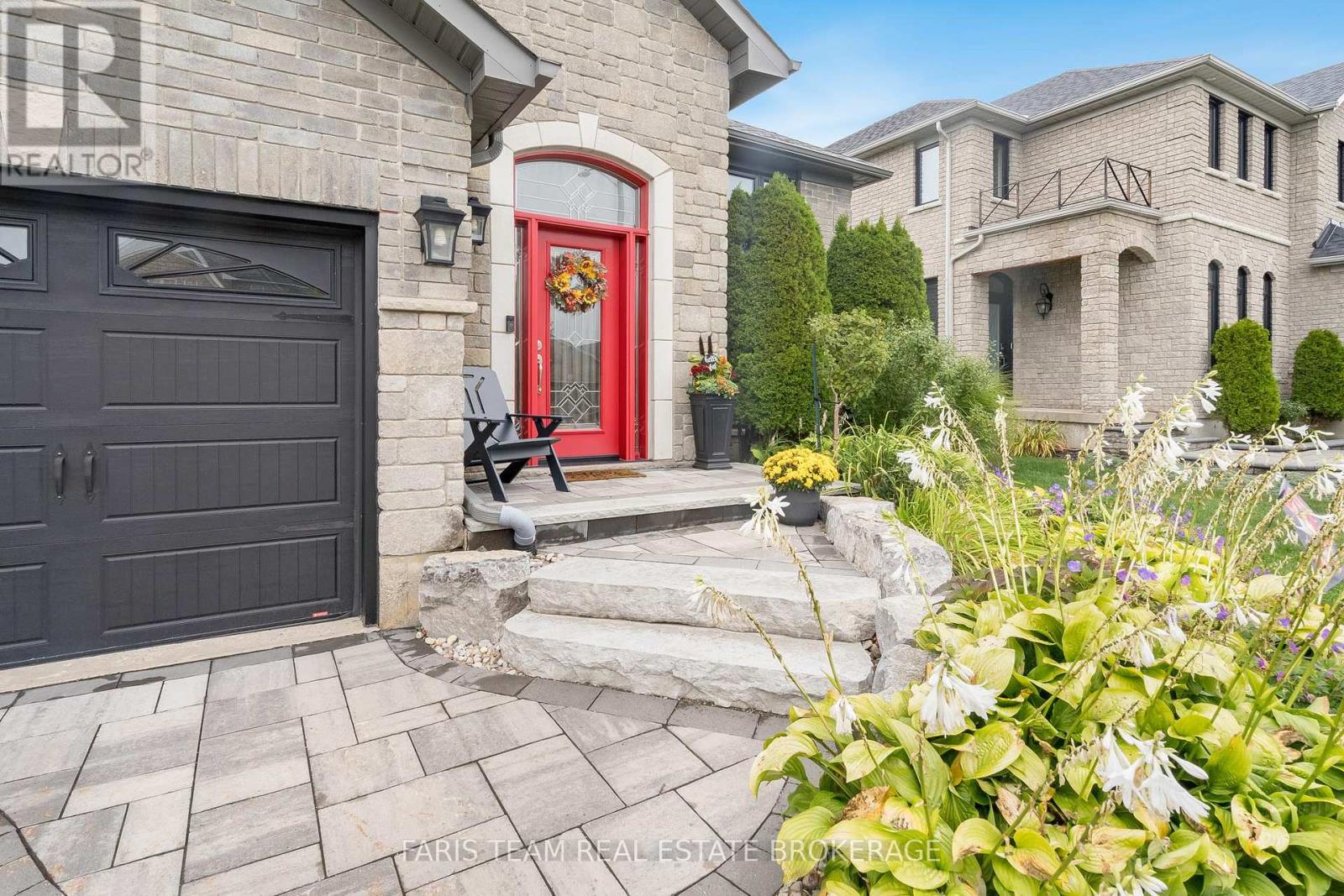 135 Sandringham Drive, Barrie, Ontario  L4N 0Y9 - Photo 4 - S12431464