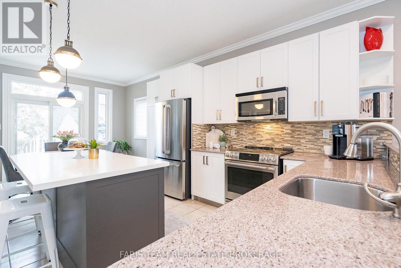 135 Sandringham Drive, Barrie, Ontario  L4N 0Y9 - Photo 5 - S12431464