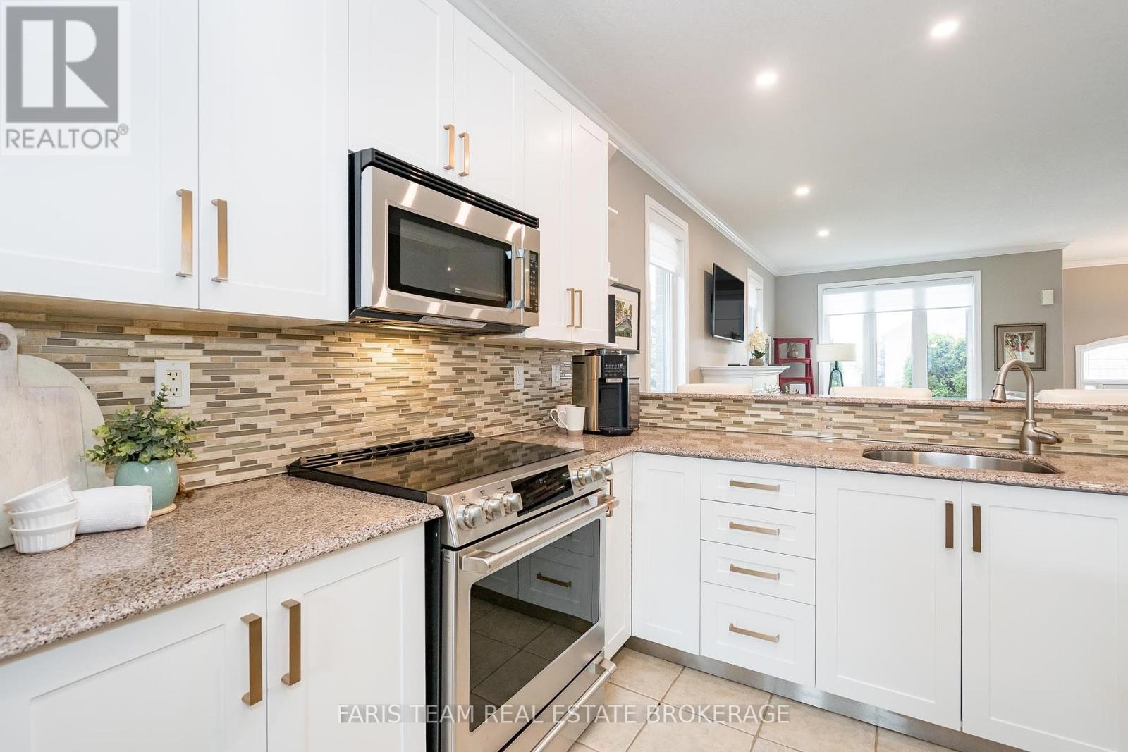 135 Sandringham Drive, Barrie, Ontario  L4N 0Y9 - Photo 7 - S12431464