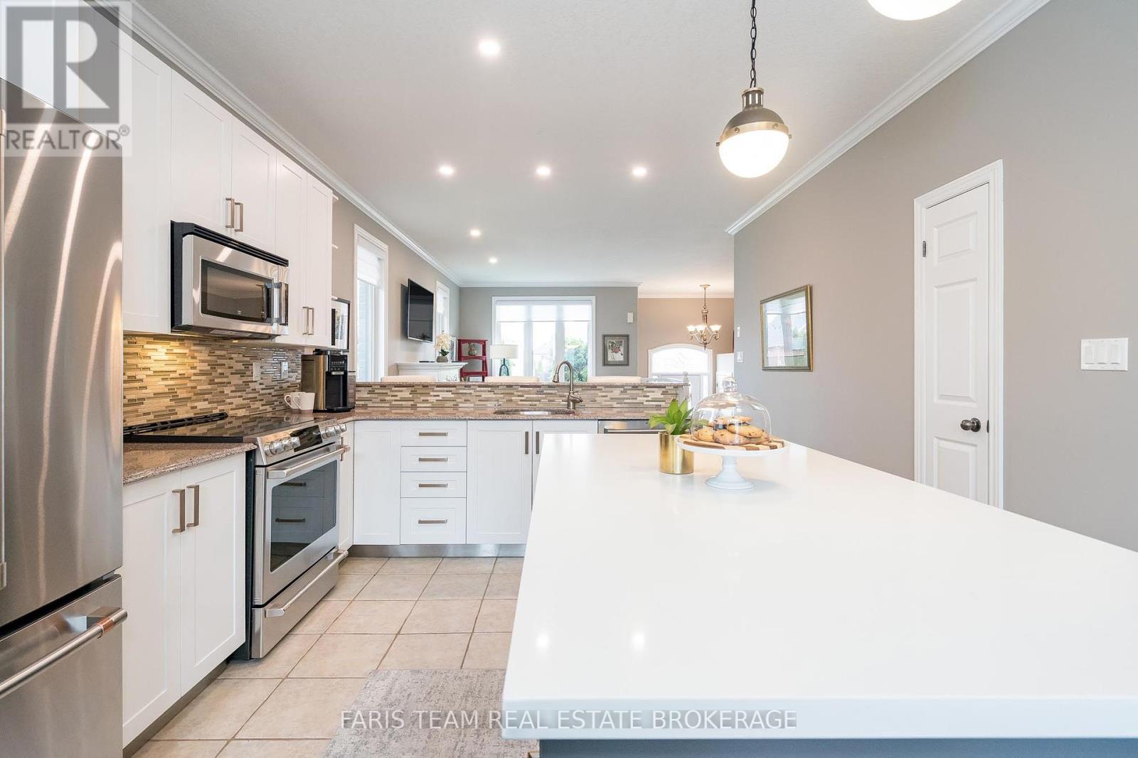 135 Sandringham Drive, Barrie, Ontario  L4N 0Y9 - Photo 9 - S12431464