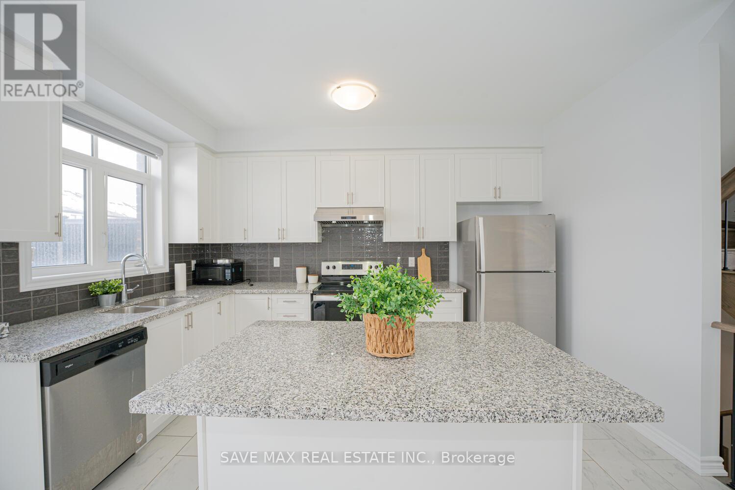 77 Minnock Street, Caledon, Ontario  L7C 4K8 - Photo 12 - W12431468