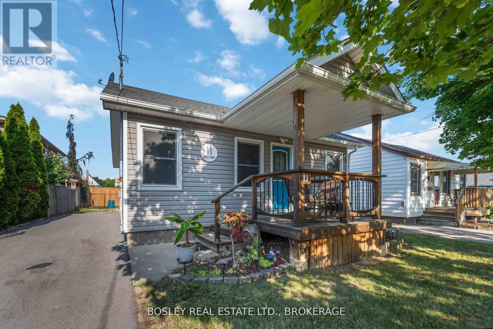 11 Keele Street, St. Catharines (Burleigh Hill), Ontario  L2T 1M6 - Photo 3 - X12431481