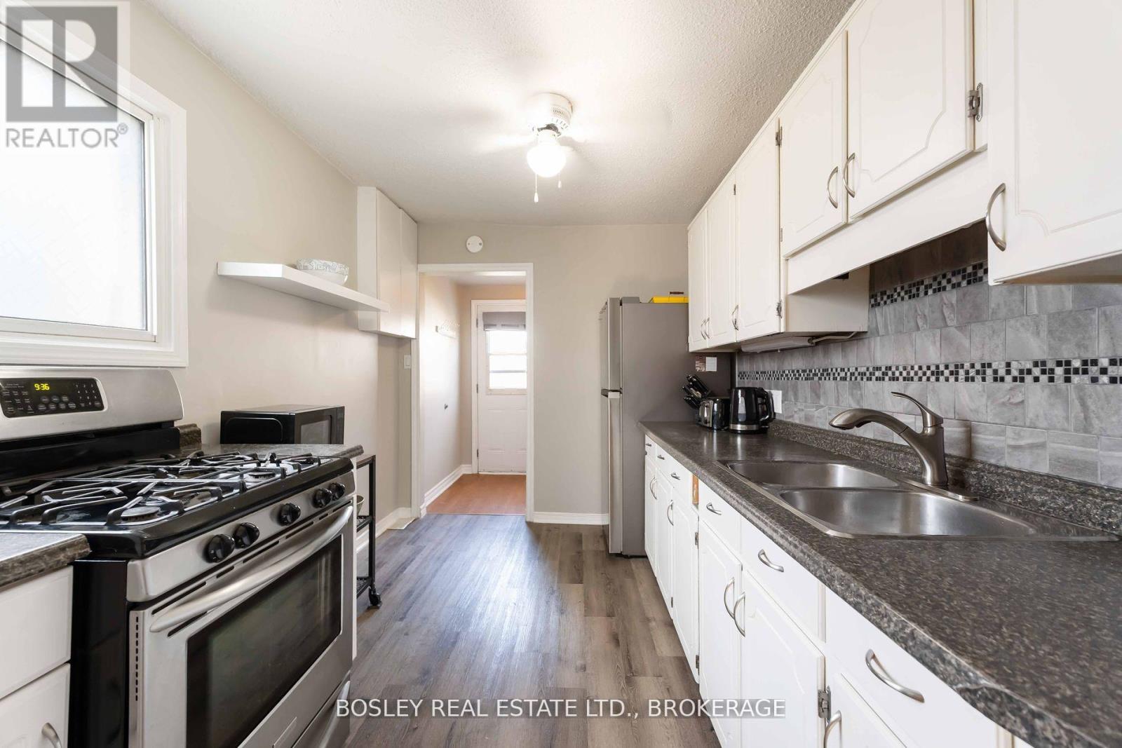 11 Keele Street, St. Catharines (Burleigh Hill), Ontario  L2T 1M6 - Photo 5 - X12431481