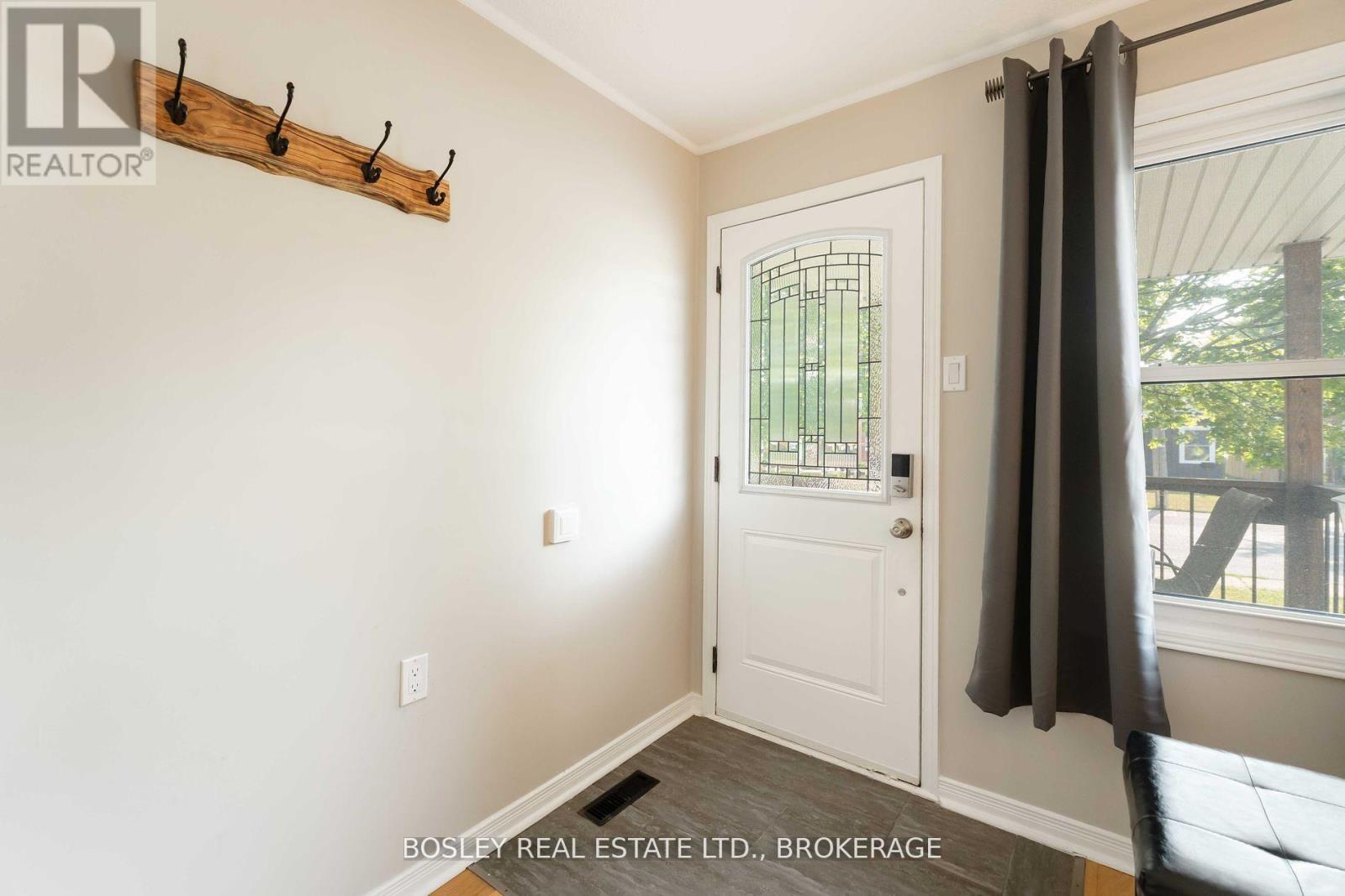 11 Keele Street, St. Catharines (Burleigh Hill), Ontario  L2T 1M6 - Photo 7 - X12431481