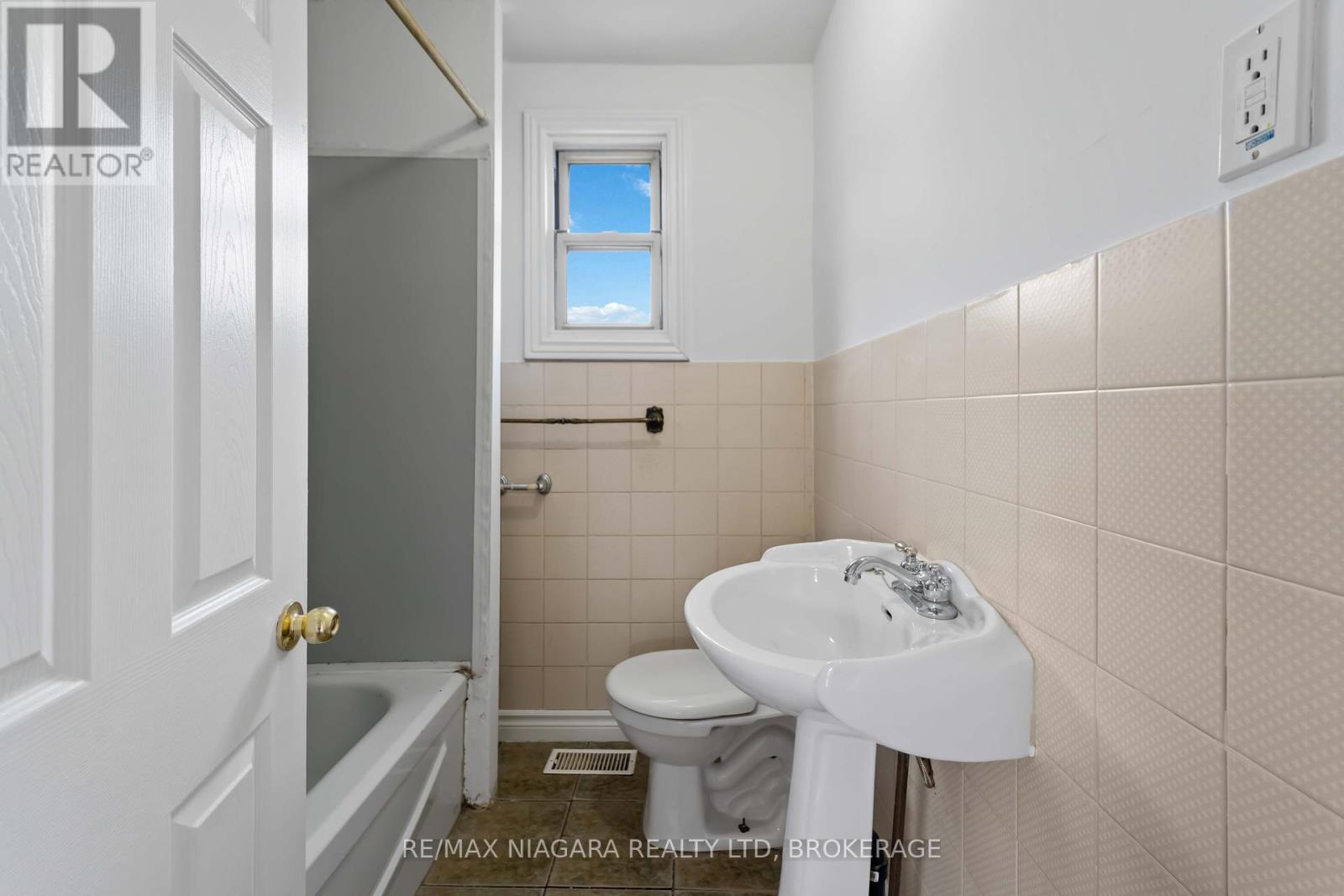 21 Maywood Avenue, St. Catharines, Ontario  L2R 1C5 - Photo 11 - X12426084