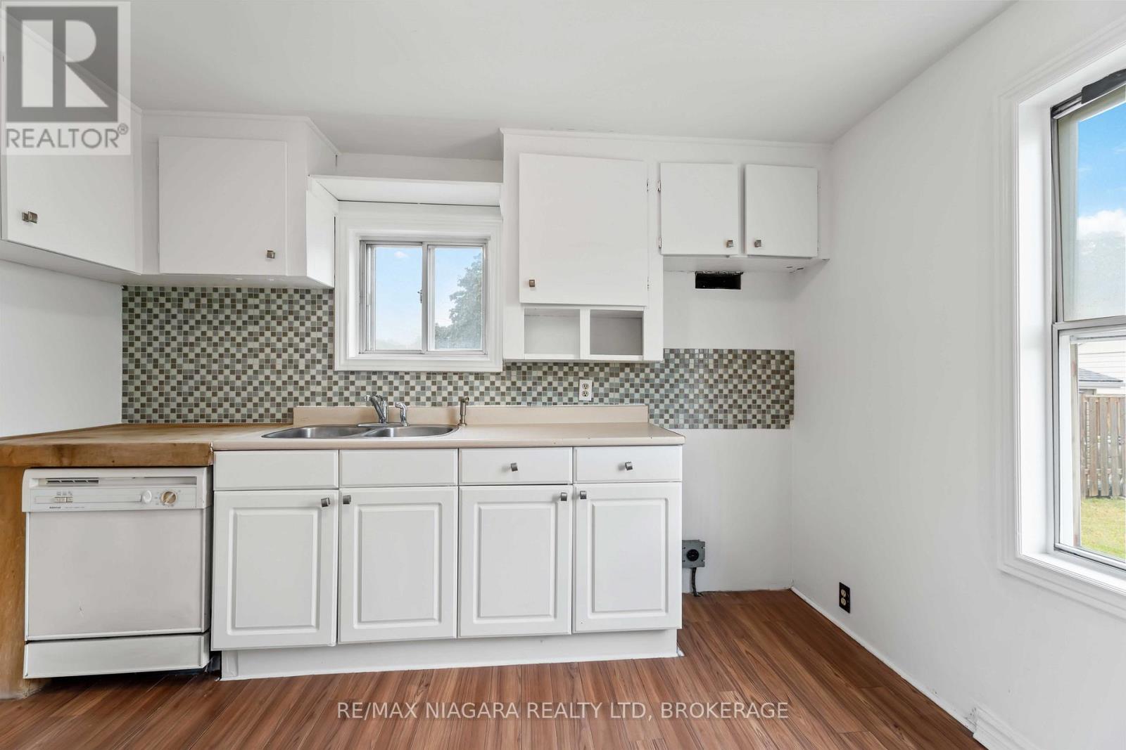 21 Maywood Avenue, St. Catharines, Ontario  L2R 1C5 - Photo 12 - X12426084