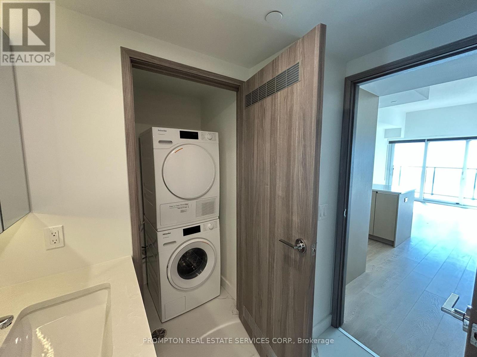6106 - 3 Concord Cityplace Way, Toronto (Waterfront Communities), Ontario  M5V 0X4 - Photo 10 - C12431483