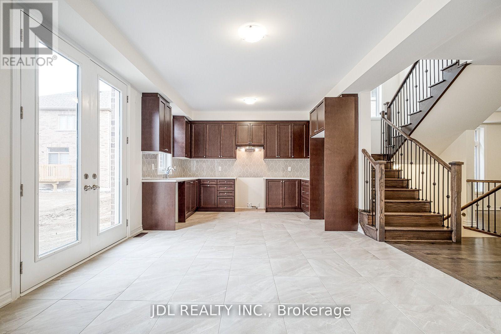 52 Bill Guy Drive, Georgina, Ontario  L4P 0J1 - Photo 6 - N12431474