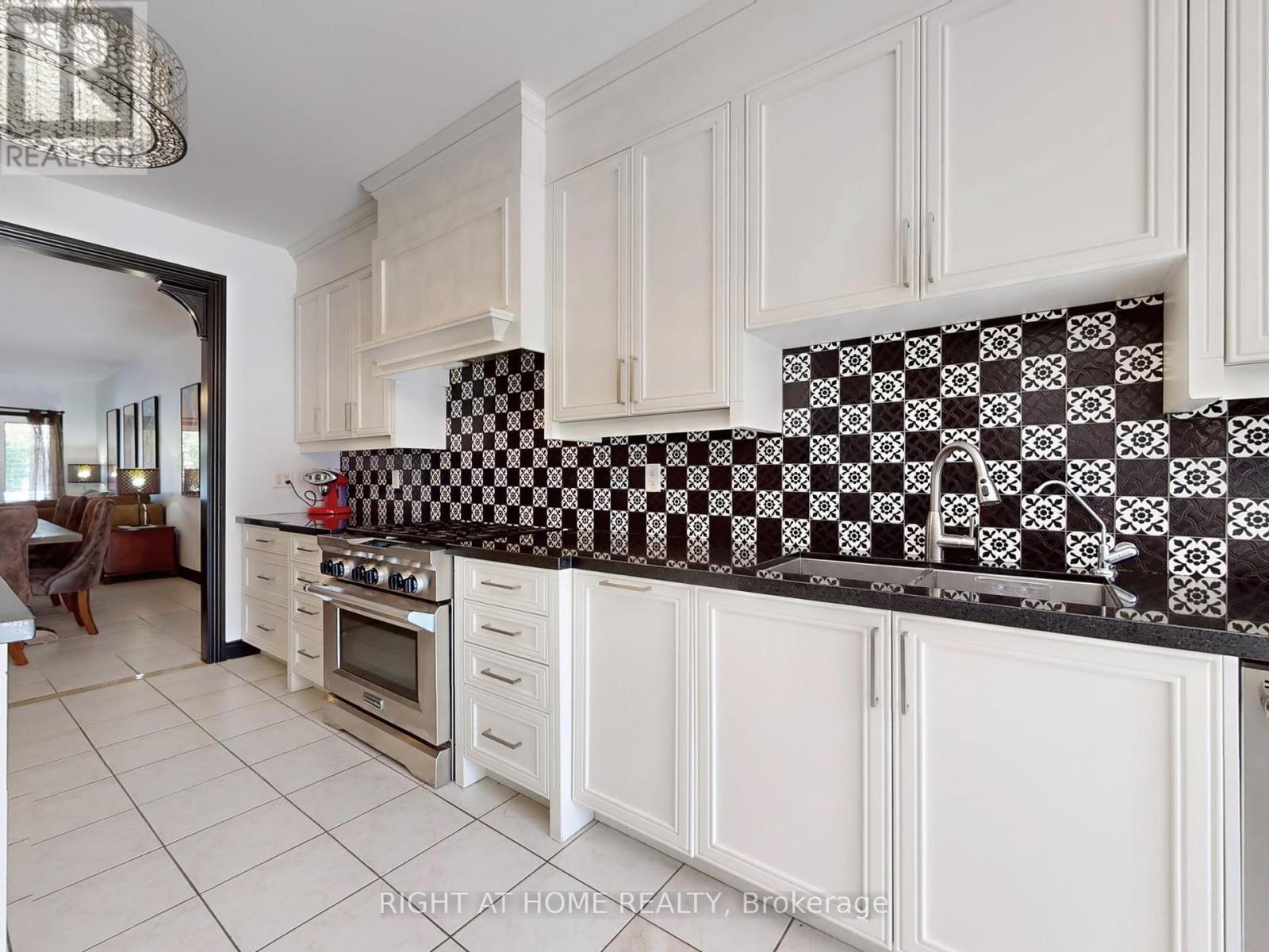 14 - 9 Amalfi Court, Vaughan, Ontario  L4L 9S2 - Photo 17 - N12431476
