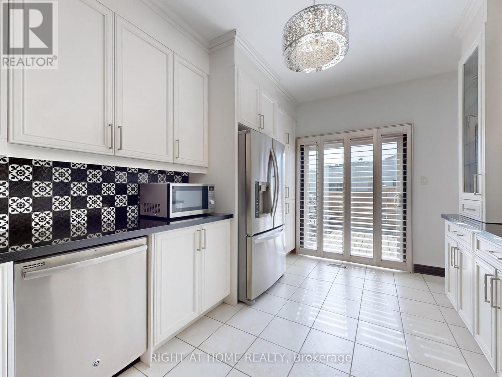 14 - 9 Amalfi Court, Vaughan, Ontario  L4L 9S2 - Photo 18 - N12431476