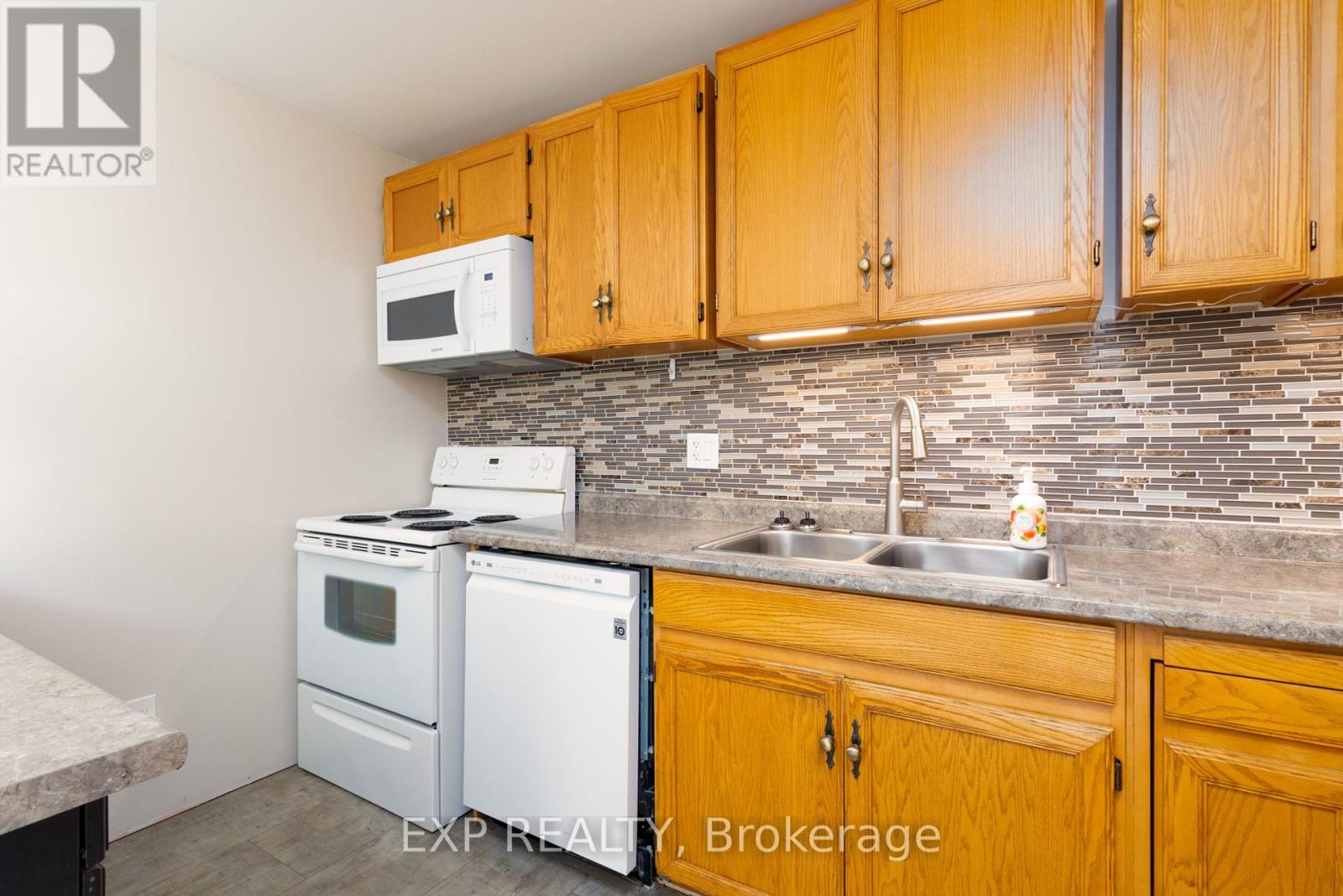 6823 Main Street, Whitchurch-Stouffville, Ontario  L4A 7G4 - Photo 18 - N12431479