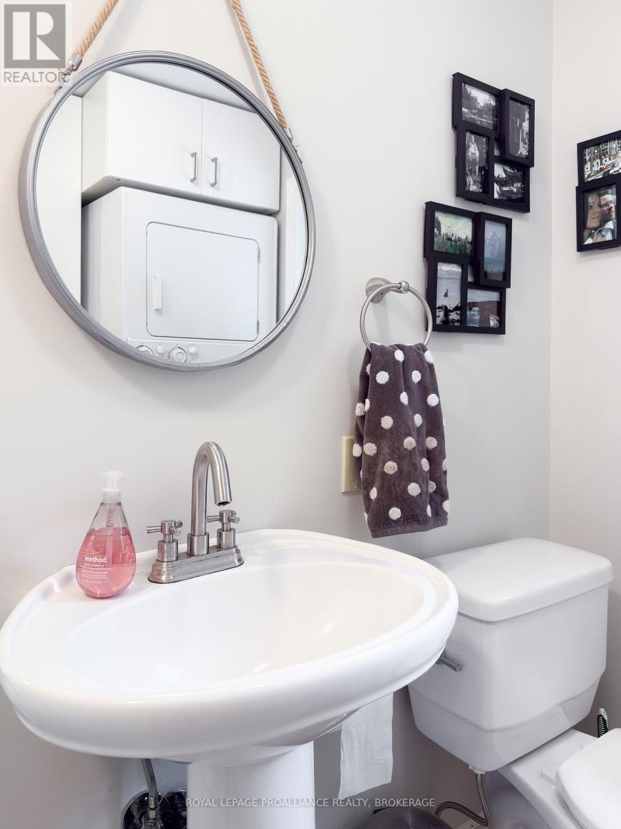 111 Big Hill Road, Front Of Leeds & Seeleys Bay, Ontario  K0H 2N0 - Photo 7 - X12431518