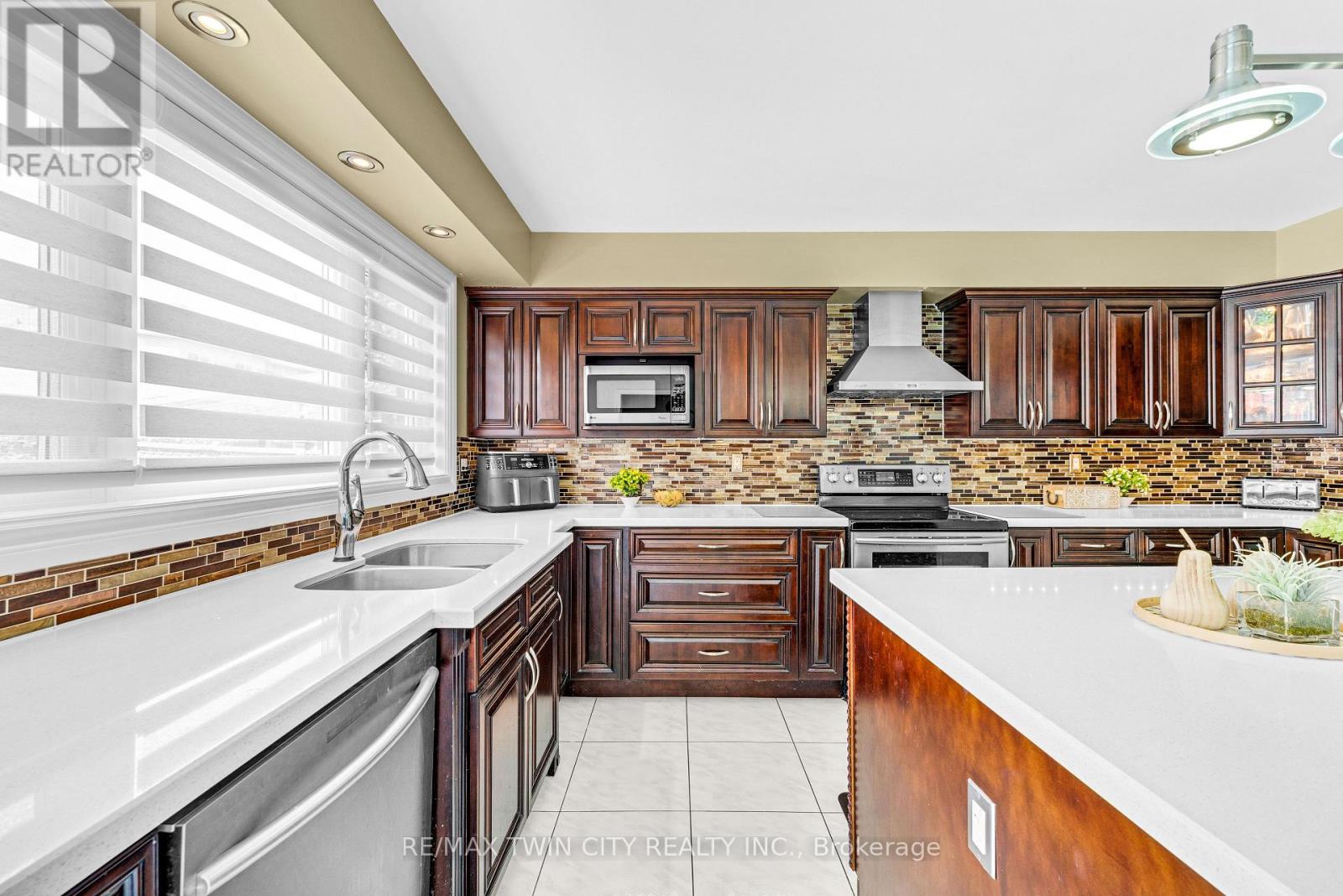 670 Peter Robertson Boulevard, Brampton, Ontario  L6R 1L8 - Photo 13 - W12431486