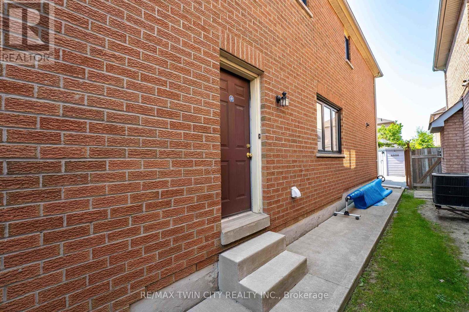 670 Peter Robertson Boulevard, Brampton, Ontario  L6R 1L8 - Photo 5 - W12431486