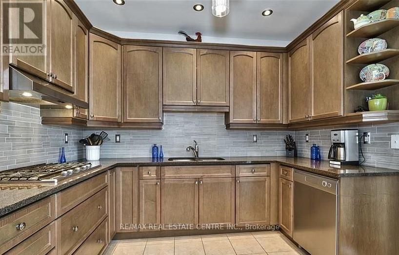 881 Challinor Terrace, Milton, Ontario  L9T 7V6 - Photo 5 - W12431493