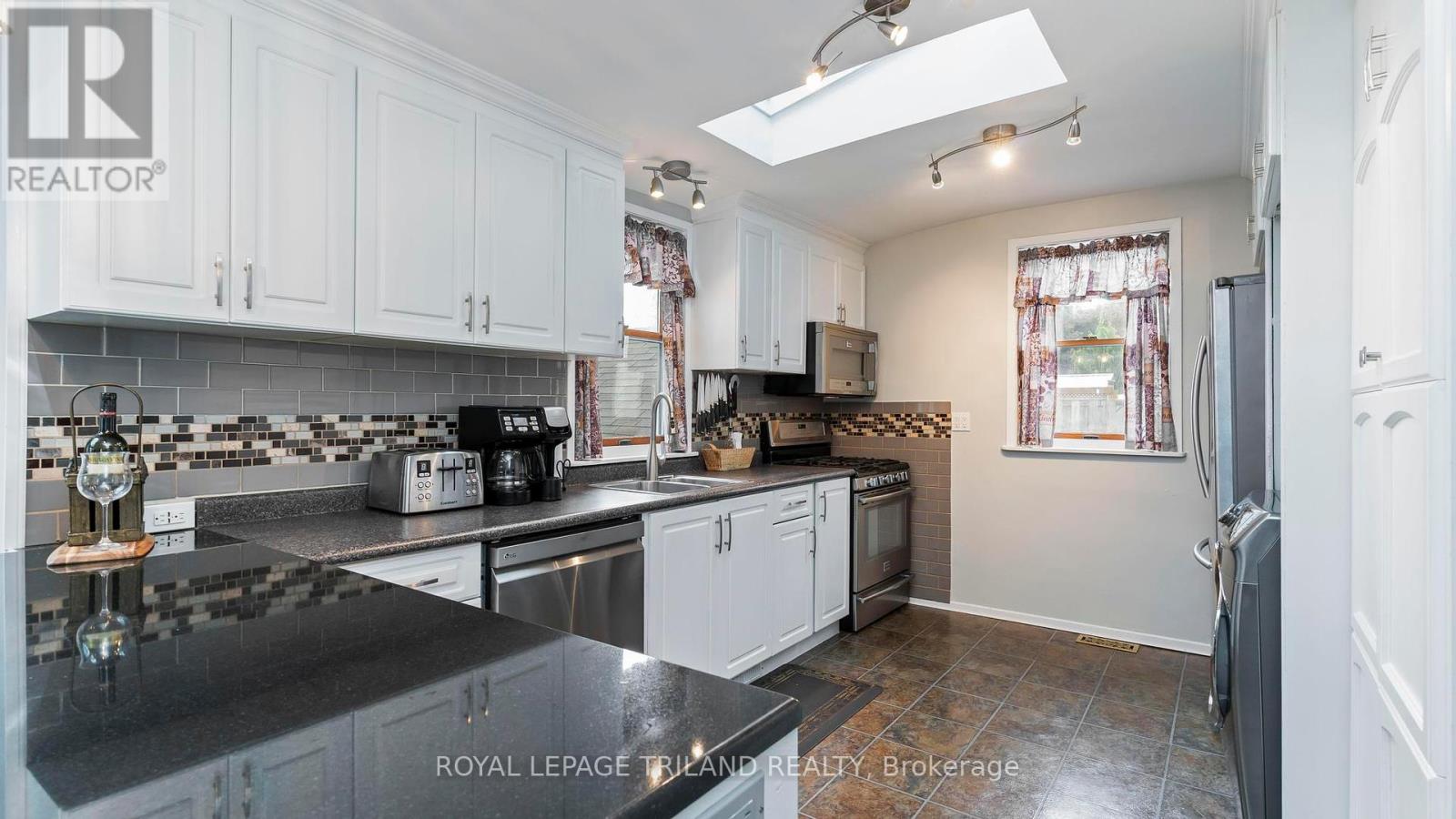 19 Cedar Street, St. Thomas, Ontario  N5R 1M4 - Photo 11 - X12431532