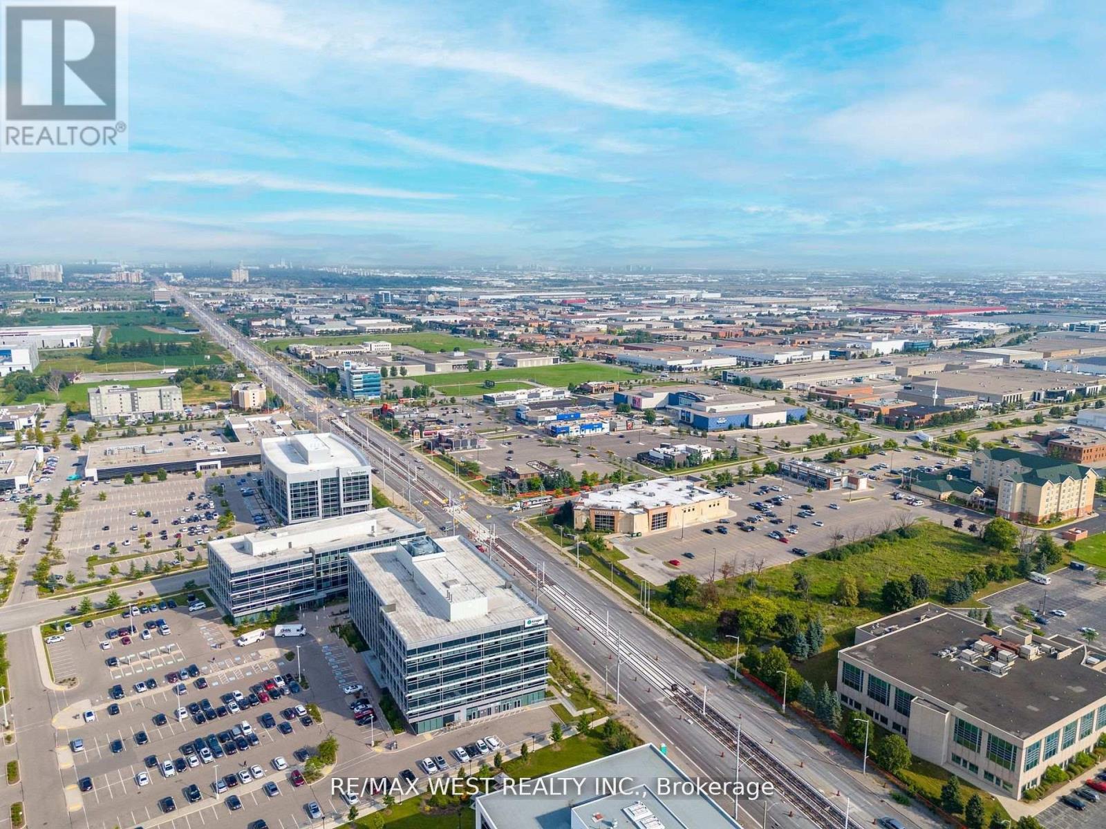 2 - 90 Courtneypark Drive E, Mississauga, Ontario  L5T 1S5 - Photo 4 - W12425654