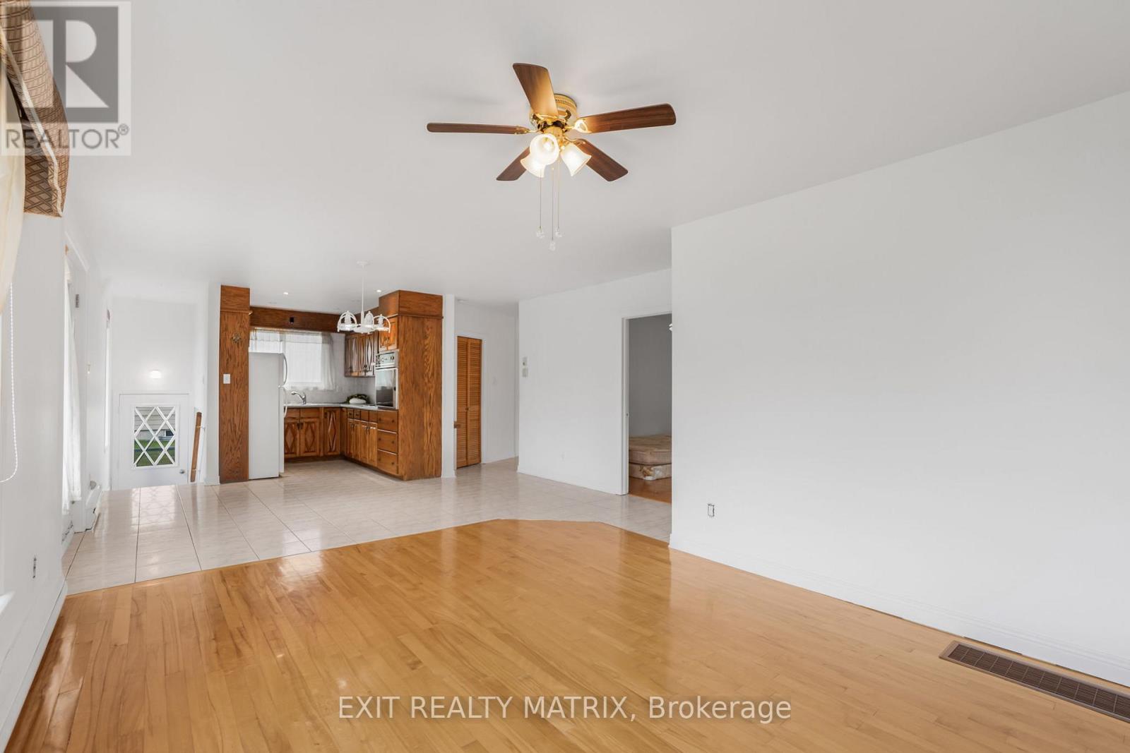 323 Longueuil Street, Champlain, Ontario  K0B 1K0 - Photo 8 - X12431605