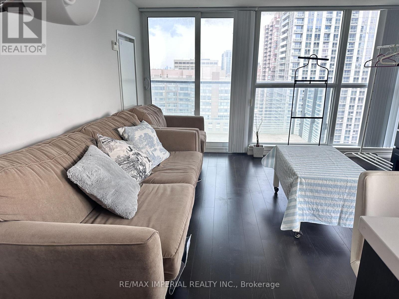 1715 - 386 Yonge Street, Toronto, Ontario  M5B 0A5 - Photo 2 - C12431534