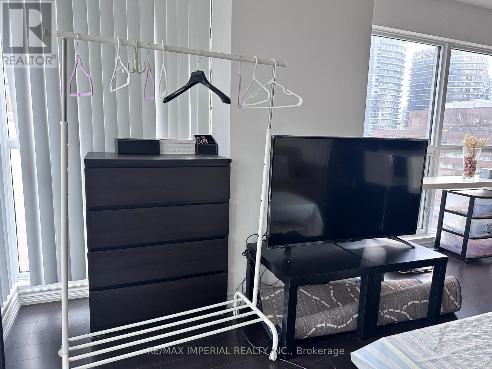 1715 - 386 Yonge Street, Toronto, Ontario  M5B 0A5 - Photo 3 - C12431534