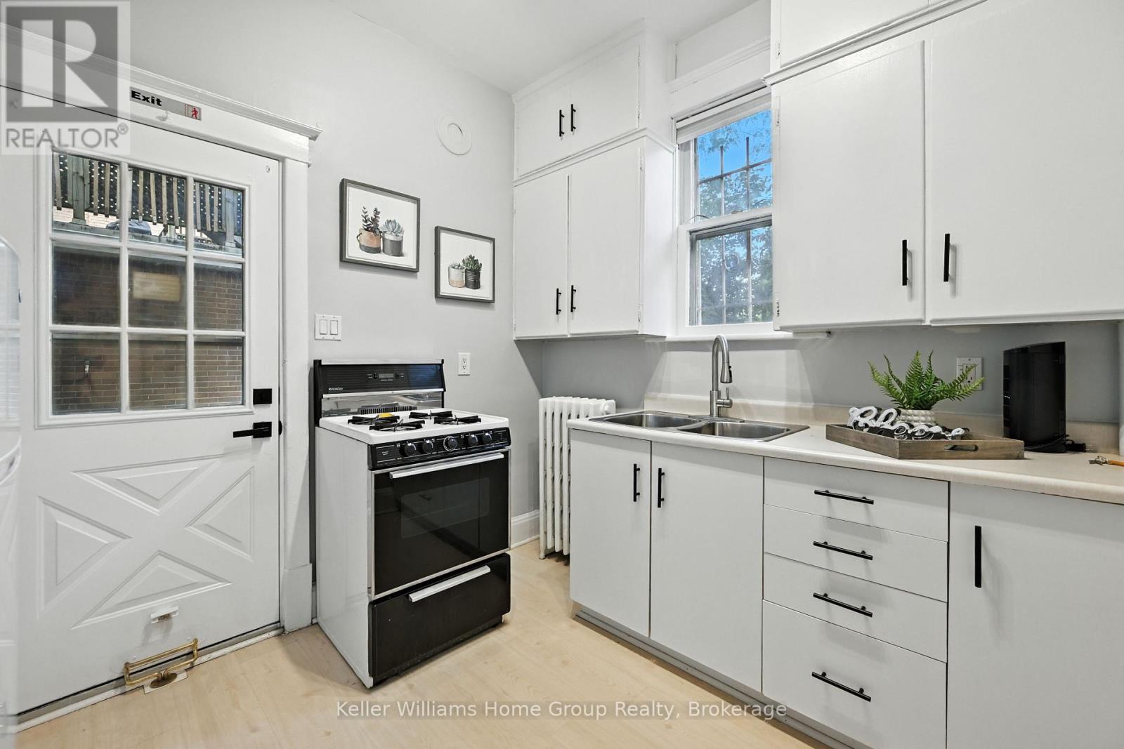 1047 Main Street E, Hamilton, Ontario  L8M 1N5 - Photo 13 - X12431596