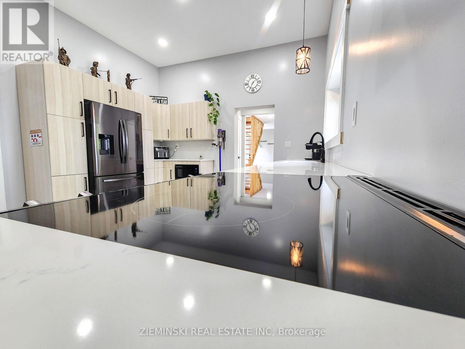 1016 Highway Beach Road, Iroquois Falls, Ontario  P0K 1G0 - Photo 5 - T12431699