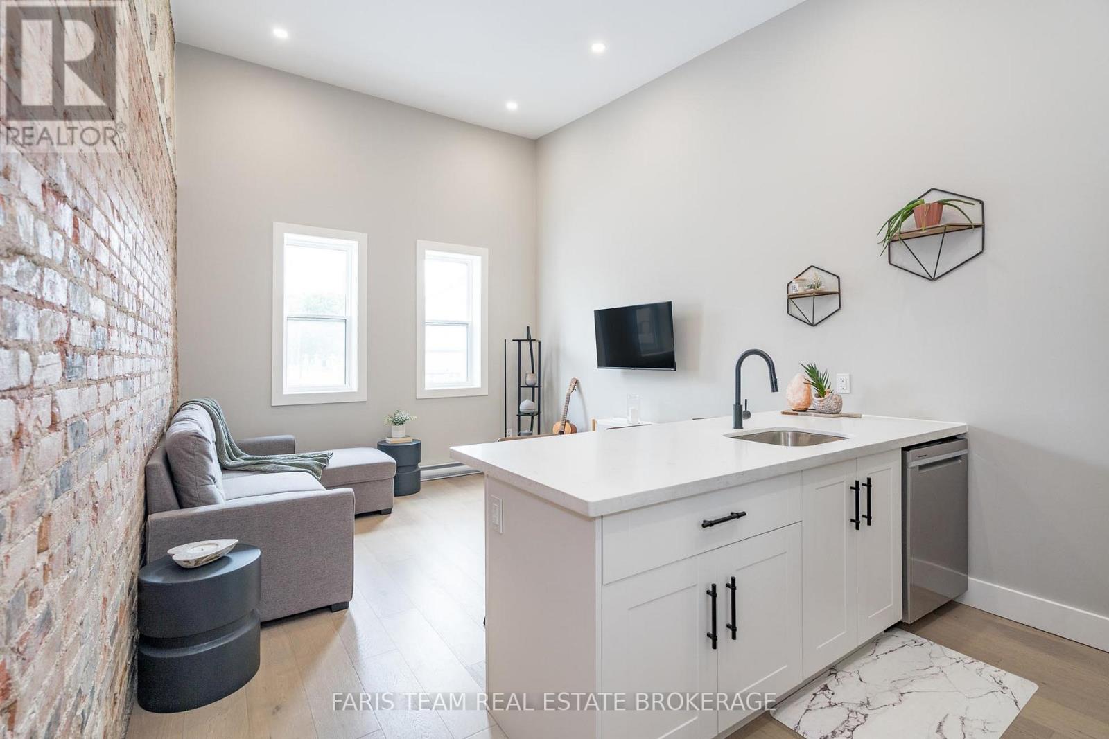 102 Main Street, Penetanguishene, Ontario  L9M 1T5 - Photo 14 - S12431550
